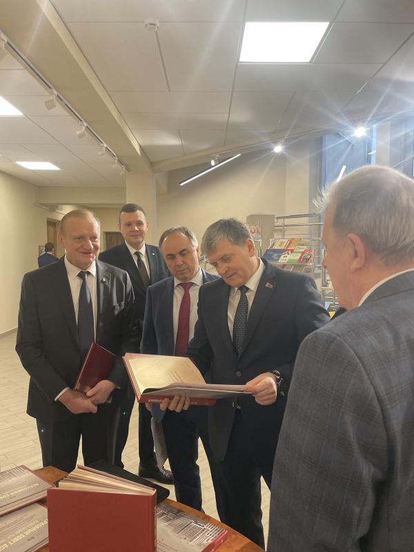 Сегодня в рамках республиканского круглого стола «Исторический путь Советской Беларуси (к 105-летию провозглашения Социалистической Советской Республики Белоруссия)», который прошел в Институте истории НАН Беларуси, состоялась презентация книги 