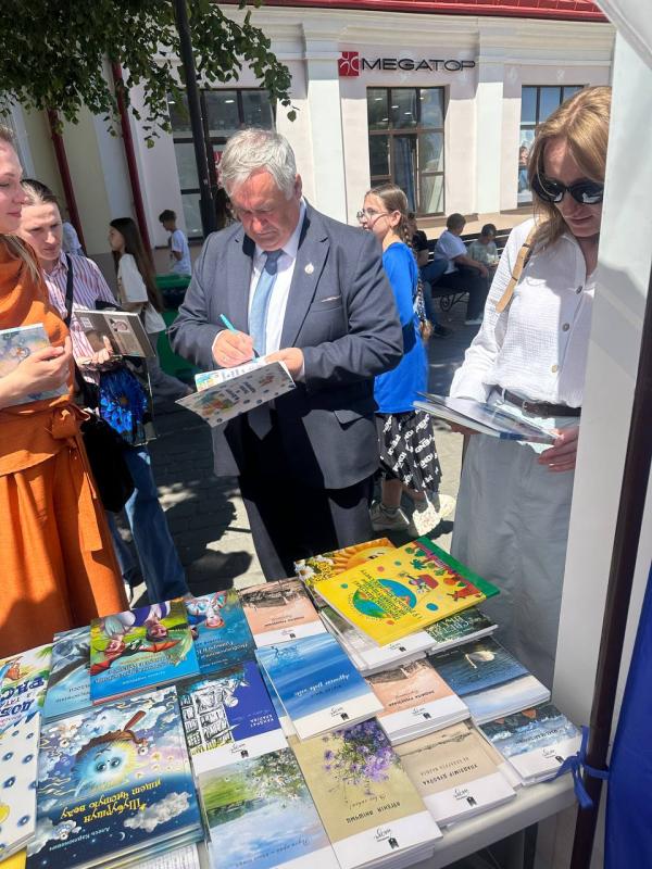 Читатели в Пинске собрались на ll Областной фестиваль детской книги, куда приехало издательство «Беларусь».